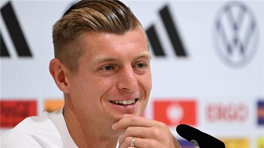 Jamal Musiala und Florian Wirtz müssten das Versprechen, das in ihnen stecke, einlösen, sagt Toni Kroos.