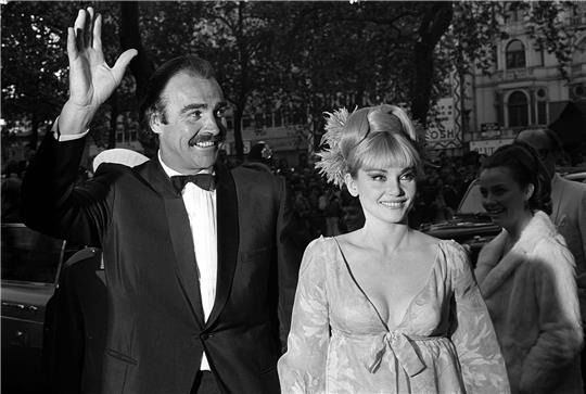 James-Bond-Star Sean Connery mit seiner damaligen Frau Diane Cilento bei der Ankunft zur Weltpremiere seines Films «Man lebt nur zweimal» in London.