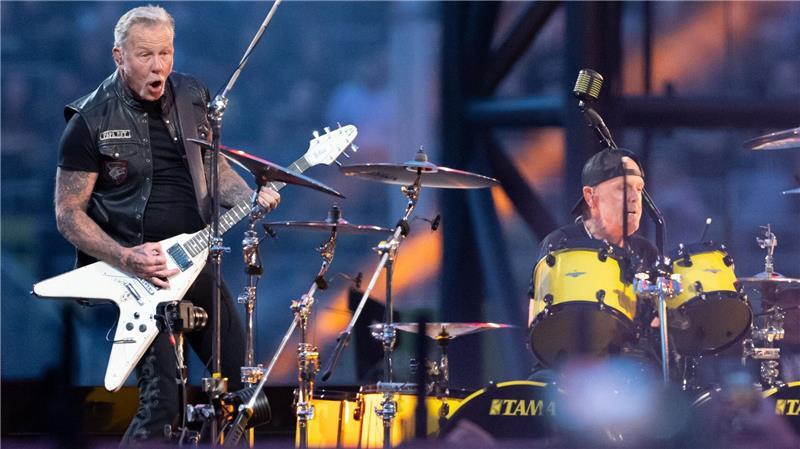 James Hetfield (l), Sänger und Gitarrist, und Lars Ulrich, Schlagzeuger, von der US-Metal-Band Metallica stehen im Münchner Olympiastadion auf der Bühne. 