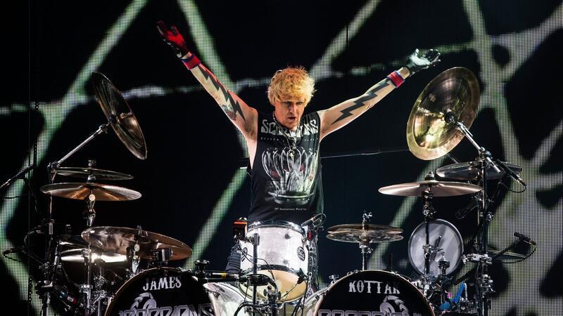 James Kottak bei einem Auftritt der Scorpions in Paris (2015).