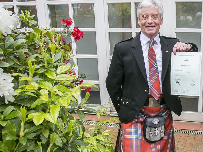 Neubürger aus aller Welt im Landkreis Stade James Mercer aus Sauensiek nahm im Mai seine Einbürgerungsurkunde in traditioneller schottischer Kleidung (Kilt) im Kreishaus in Empfang. Mercer lebt seit Dezember 1979 in der Bundesrepublik Deutschland. Foto: Landkreis Stade/Christian Schmidt