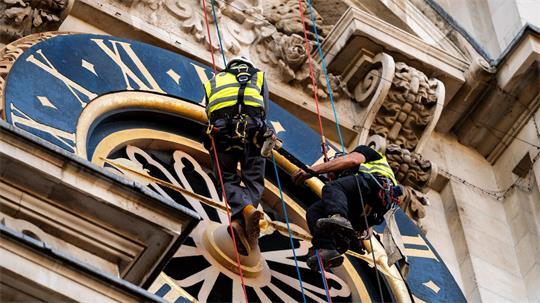 James Preston von JP Conservation und Sam Wilson, stellvertretender Bauleiter der Westminster Abbey, bei einer Begutachtung der Westtürme der Westminster Abbey im Zentrum von London.