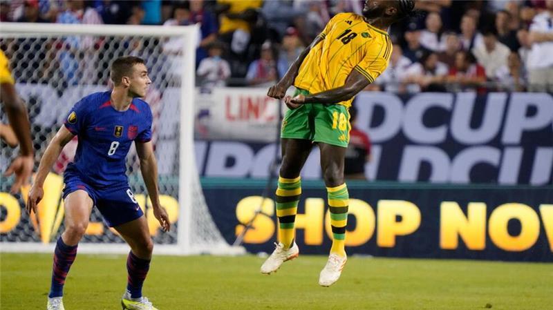 James Sands (l) wechselt auf Leihbasis zum FC St. Pauli.