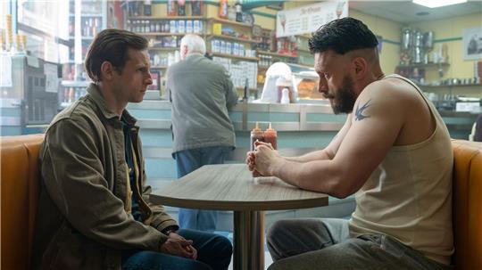 Jamie Bell (links) als Niall und Richard Gadd als Ruben in einer Szene der Miniserie „Half Man“. Die sechs Folgen erscheinen wöchentlich zwischen dem 24. April und 29. Mai bei HBO Max.