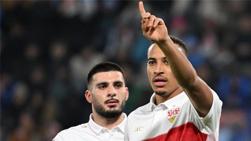 „Haben 199 Chancen“: Verdienter VfB-Sieg dank Leweling Jamie Leweling (r) und Deniz Undav freuen sich über das Tor zum 2:0.