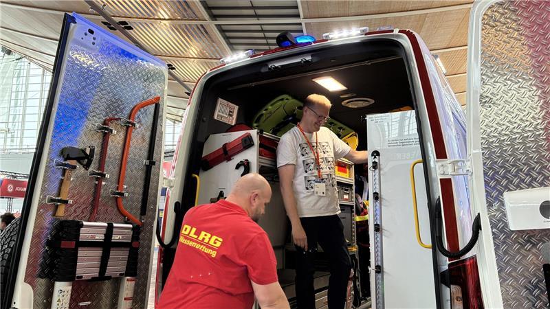 Auf Mission in Hannover: Buxtehuder Wasserretter rüsten sich Jan Blanke im Gespräch bei der Interschutz in Hannover.