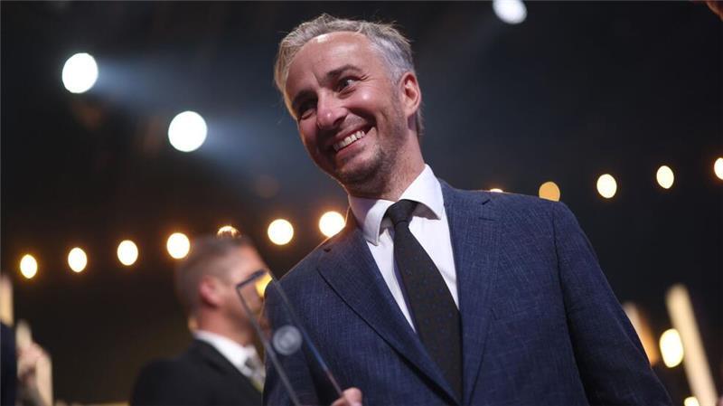 Fernsehpreis: „Zweiflers“ gewinnen, Tränen bei „Friedländer“ Jan Böhmermann gewann die Trophäe für seine ZDF-Show „Lass dich überwachen!“