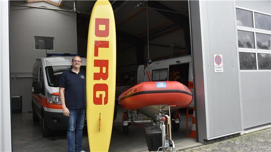 Jan C. Blanke mit einem Surfbrett zur Rettung Ertrinkender.
