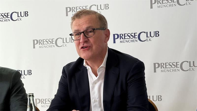 Jan-Christian Dreesen spricht über die Bayern-Haltung zu Michael Olise.