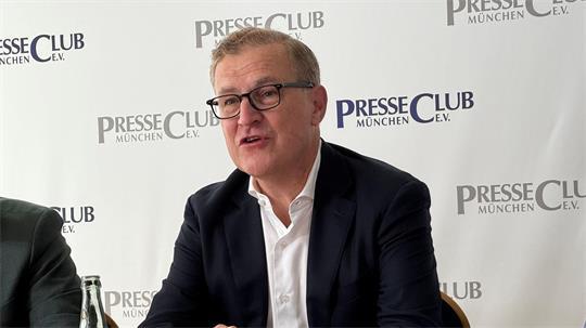 Jan-Christian Dreesen spricht über die Bayern-Haltung zu Michael Olise.