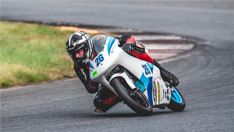 Jan Drewes schneidet auf seinem Motorrad eine Rechtskurve auf der Rennstrecke in Posen.