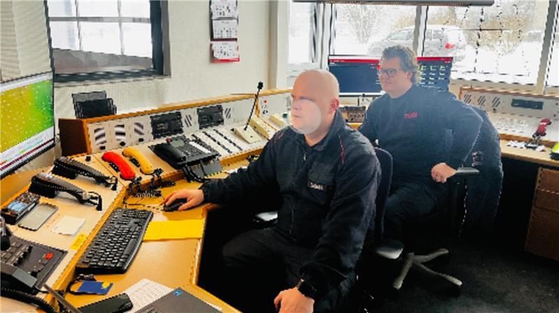 Jan Durhack, stellvertretender Stadtbrandmeister in Buxtehude, und sein Kollege Thies Esch haben die Lage im Blick - und die Wetterkarte.