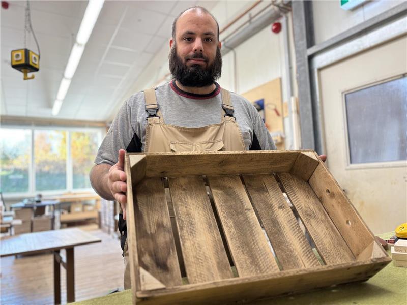 Jan Dusella arbeitet seit 2010 in der Tischlerei der Schwinge Werkstätten in Stade und stellt hier neuerdings auch Unikate aus alten Obstkisten her.