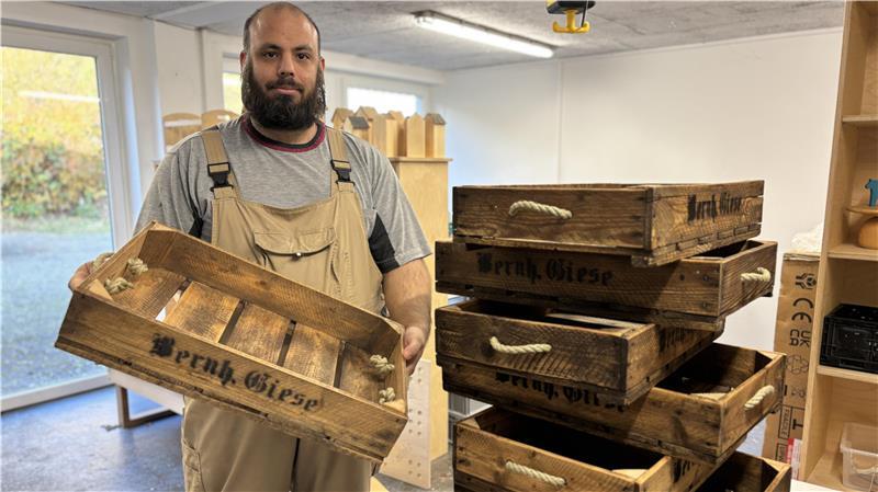 Jan Dusella ist einer von knapp zehn Beschäftigten in der Tischlerei der Schwinge Werkstätten.
