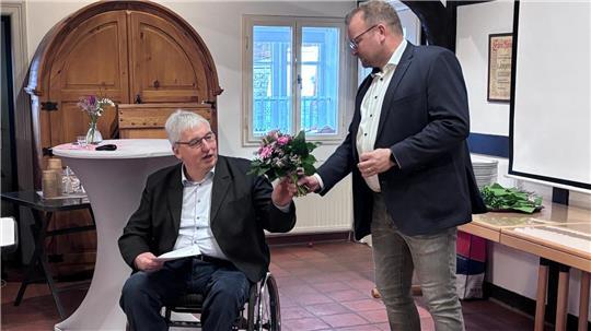 Jan Ehlen vom Gewerbeverein Ahlerstedt überreichte Bürgermeister Uwe Arndt beim Neujahrsempfang einen Blumenstrauß als Dank.