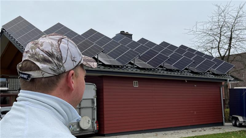 Altländer Mettwurst- und Schinkenräucherei setzt jetzt auf Solarwurst Jan-Eric Quast blickt auf die Solaranlage.