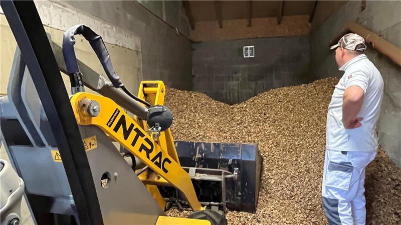 Altländer Mettwurst- und Schinkenräucherei setzt jetzt auf Solarwurst Jan-Eric Quast überprüft den Hackschnitzel-Vorrat.