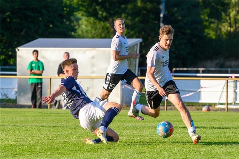 Jan Fock (rechts) und die Hedendorfer waren lange auf Augenhöhe mit dem TSV Etelsen, verschliefen dann aber die Schlussminuten. Foto: Schmietow
