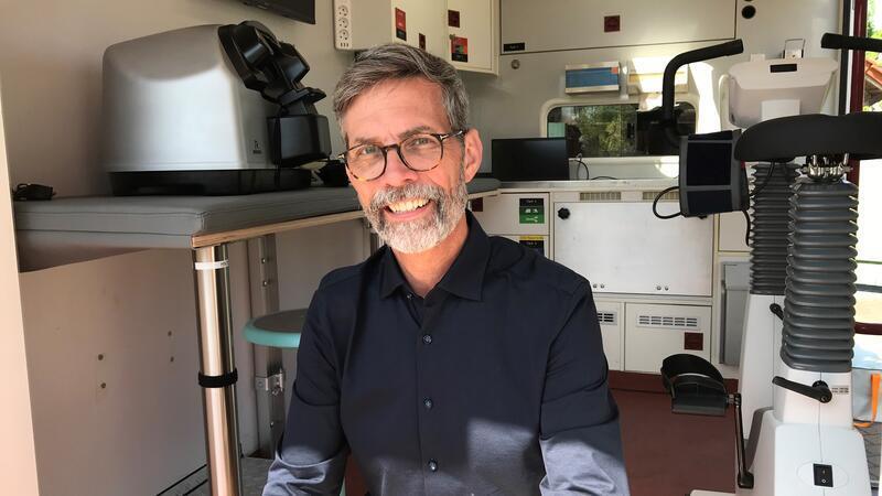 Rollende Arztpraxis beeindruckt Drochterser und Nordkehdinger Rathaus-Chefs Jan Gerlach, Haus- und Betriebsarzt in Scheeßel, ist auch mobil unterwegs.