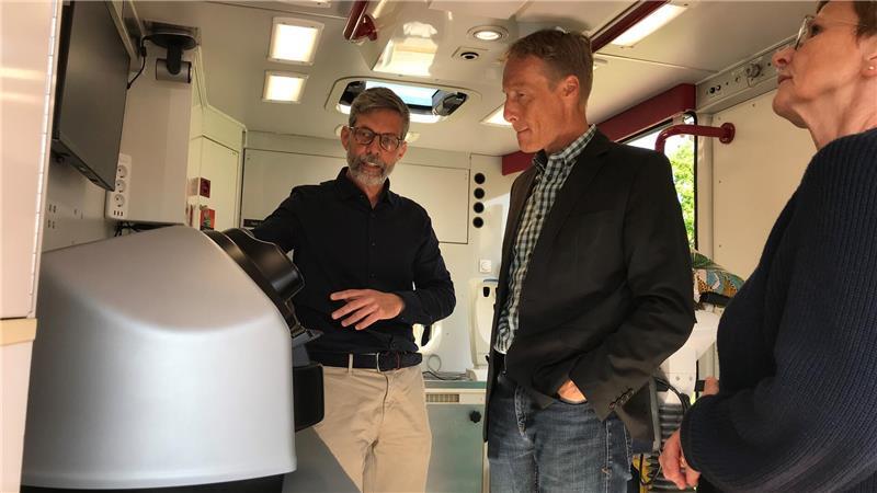 Jan Gerlach (links) erklärt Drochtersens Bürgermeister Mike Eckhoff und Nordkehdingens Samtgemeindebürgermeisterin Erika Hatecke, welche Ausstattung seine mobile Praxis mitbringt.