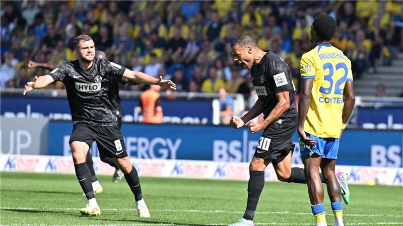 Jan Gyamerah feiert sein Tor zum 2:1 für Elversberg.