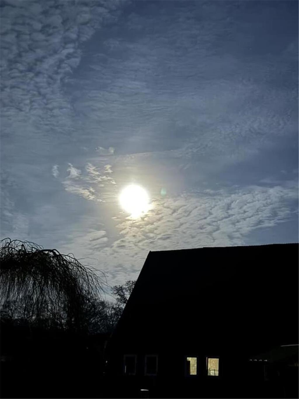 Jan Heinz von Glahn hat den Vollmond über einem Hausdach fotografiert.