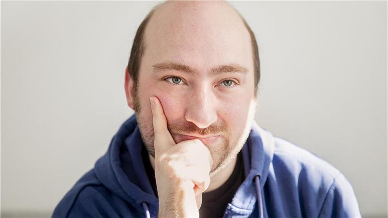 Zwischen Dunkel und Licht: Wie Jan Meyer mit Depression klarkommt Jan Hendrik Meyer legt sein Abitur 2014 mit einem Durchschnitt von 1,2 ab. Die Depression aber bremst ihn aus. Trotzdem kämpft er sich zurück und erlangt eine Stabilität.