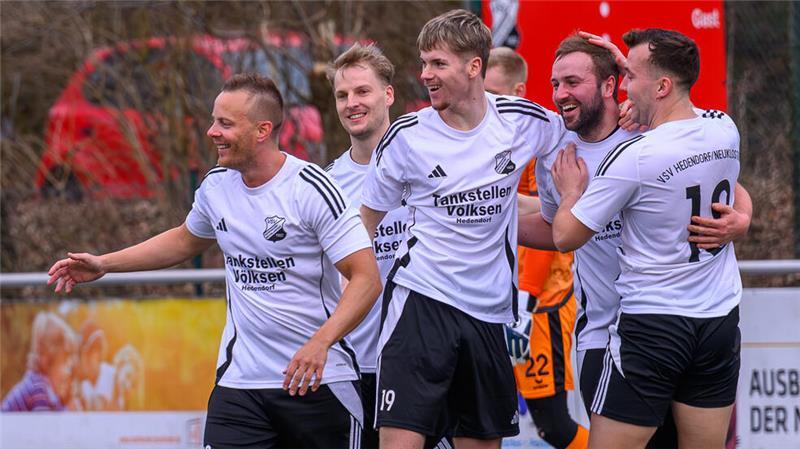 Jan-Hendrik Peters (2. von rechts) spielt eigentlich für die dritte Hedendorfer Mannschaft, hier feiert er seinen Treffer für die Erste.