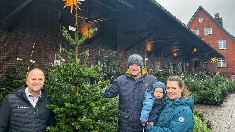 Jan-Hendrik und Marie-Christin Albers haben sich einen Baum ausgesucht. Jonathan ist dabei, Bruder Konstantin genießt lieber den Spielplatz. Die Eltern nutzen das, um sich mit Oliver Leu (links) vom Catering-Service „Kleiner Engel“ über ihre Hochzeitsparty-Planung zu unterhalten.
