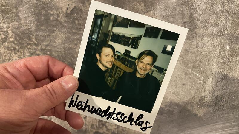Jan Iso Jürgens und René Biernath (von rechts) haben das Live-Programm für den diesjährigen Christmas Beat im Kulturforum auf die Beine gestellt.