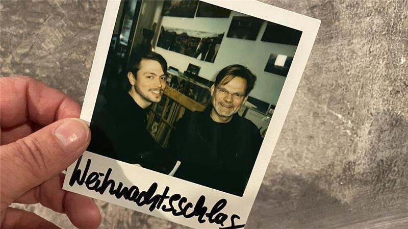 Buxtehuder Christmas Beat: Mit diesen Bands geht es rockig in die Feiertage Die Programmmacher des Christmas Beat auf einem Polaroid-Foto