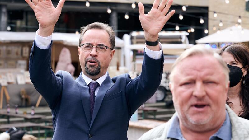 Münster-„Tatort“ erfolgreichste TV-Sendung 2023 Jan Josef Liefers (l) als Rechtsmediziner Karl-Friedrich Boerne und Axel Prahl als Frank Thiel am Set vom „Tatort Münster - MagicMom“.