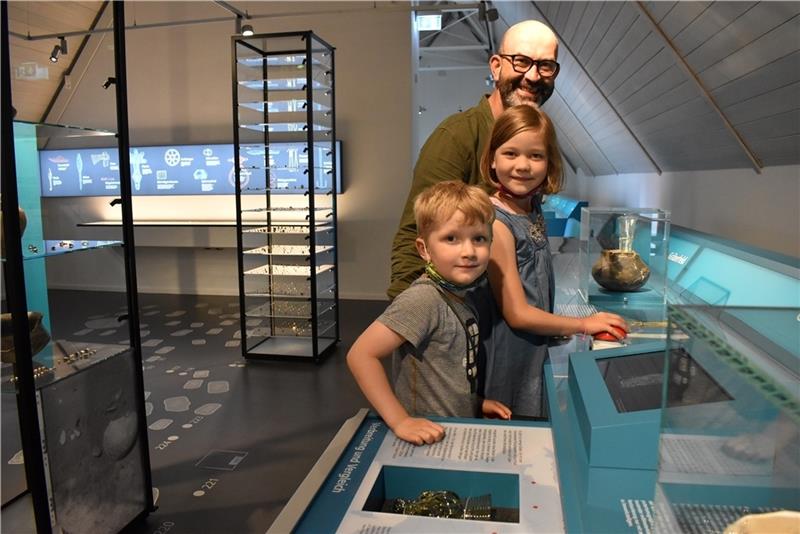 Jan Kleinichen erkundet mit seinen beiden Kindern Johann und Marlene die neue Ausstellung. Fotos: Weselmann