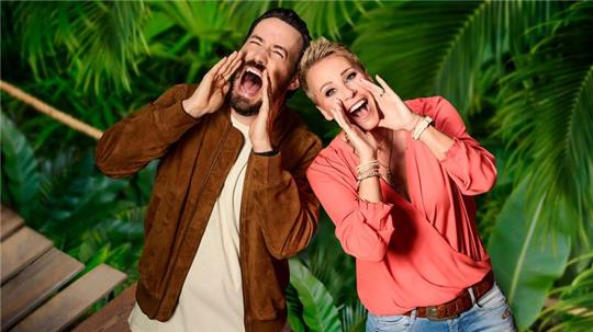 Jan Köppen und Sonja Zietlow moderieren das RTL-Dschungelcamp „Ich bin ein Star - Holt mich hier raus!“. Die neue Ausgabe geht am 19. Januar 2024 los.