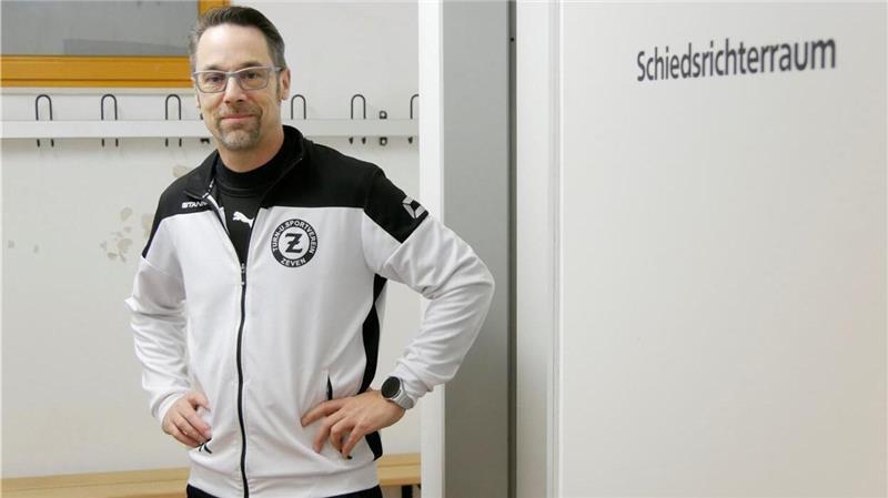 Jan Koziol vom TuS Zeven zeigt die Schiedsrichterkabine des Vereins. Sie ist abschließbar und hat eine eigene Dusche.