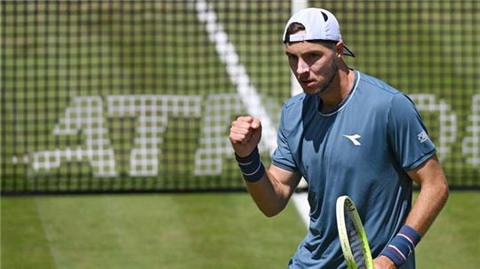 Jan-Lennard Struff ist beim Turnier in Stuttgart ins Viertelfinale eingezogen.