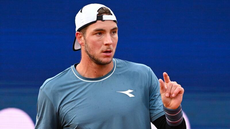 Nach Zverev: Auch Davis-Cup-Kollege Struff in München weiter Jan-Lennard Struff ist im Regen von München eine Runde weiter.