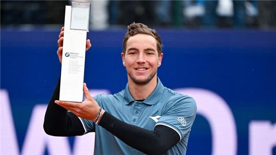 Jan-Lennard Struff jubelt nach dem Spiel mit dem Pokal.