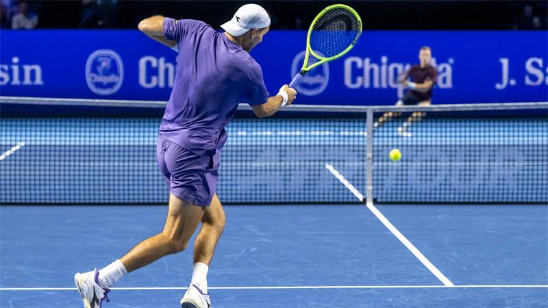 Zverev schimpft über Bälle und verpasst Traumfinale in Wien Jan-Lennard Struff verliert das Halbfinale in Basel.