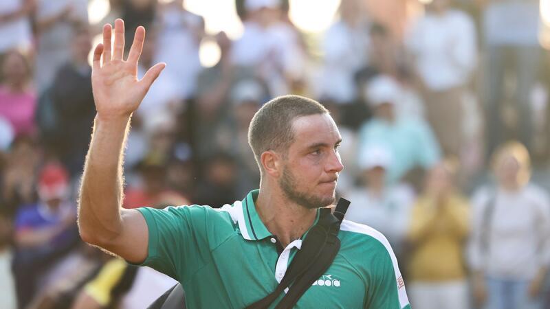 Struff zieht zufriedenes Saisonfazit: „Top 30 ein Traum“ Jan-Lennard Struff winkt ins Publikum.