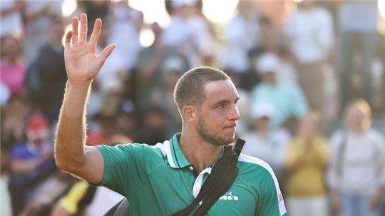 Jan-Lennard Struff winkt ins Publikum.