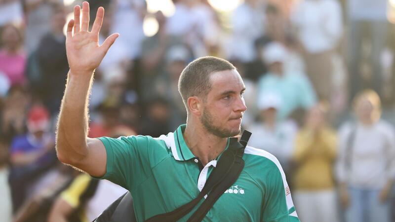 Zverev und Struff bei Australian Open gesetzt Jan-Lennard Struff winkt nach einer Partie ins Publikum.