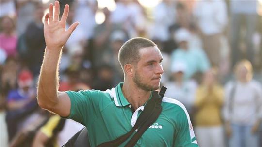 Jan-Lennard Struff winkt nach einer Partie ins Publikum.