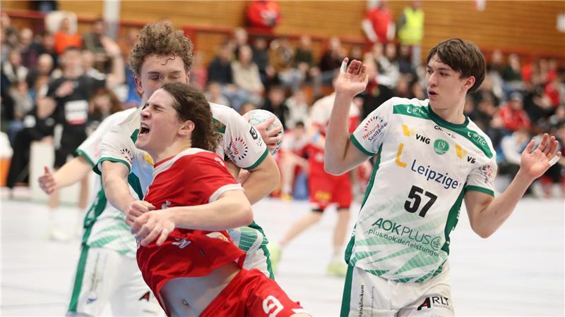 Jan Malte Mauel wird von Leipzig hart attackiert. VfL-Trainer Hagedorn hätte gern mehr Siebenmeter zugesprochen bekommen.