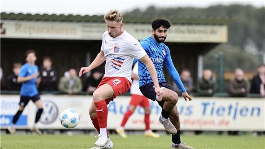 Jan-Miklas Steffen (links) erzielte beim Derby in Ahlerstedt das zwischenzeitliche 2:1 für D/A II.