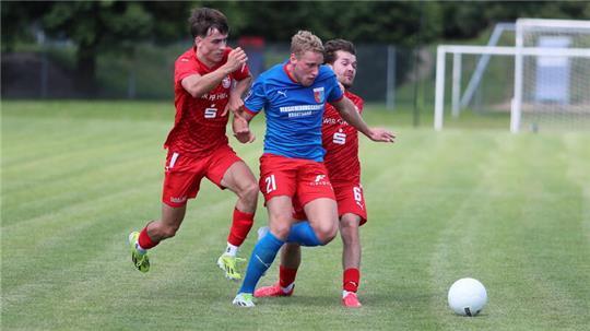 Jan-Miklas Steffens bringt D/A II beim FC Hagen/Uthlede in Führung.