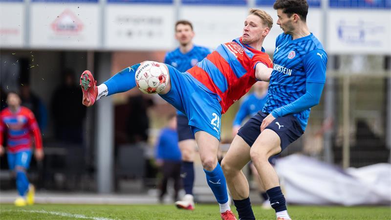Jan-Miklas Steffens (links) feiert mit der SV Drochtersen/Assel II am Sonntag Heimpremiere in der Oberliga.