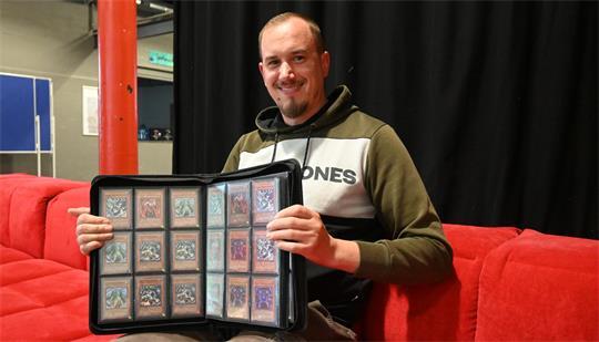 Jan Neumann zeigt einen winzigen Bruchteil seiner Yu-Gi-Oh!-Kartensammlung. Er organisiert im Alten Schlachthof einen Spieltreff für Fans des Kartenspiels.