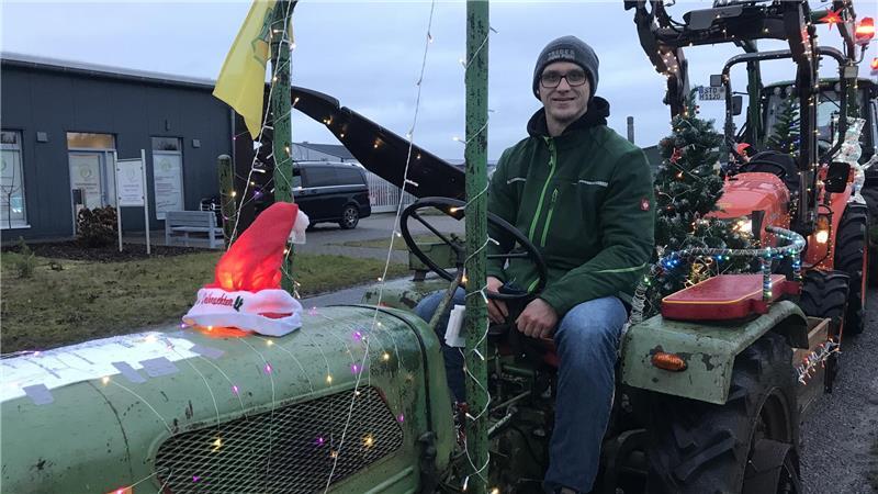 Ein Stern zum Abschied: 96 Treckerfahrer touren über die Geest Jan-Ole Peters nahm mit seinem Obst- und Weinbautrecker aus den 1960er Jahren an der Lichterfahrt teil.