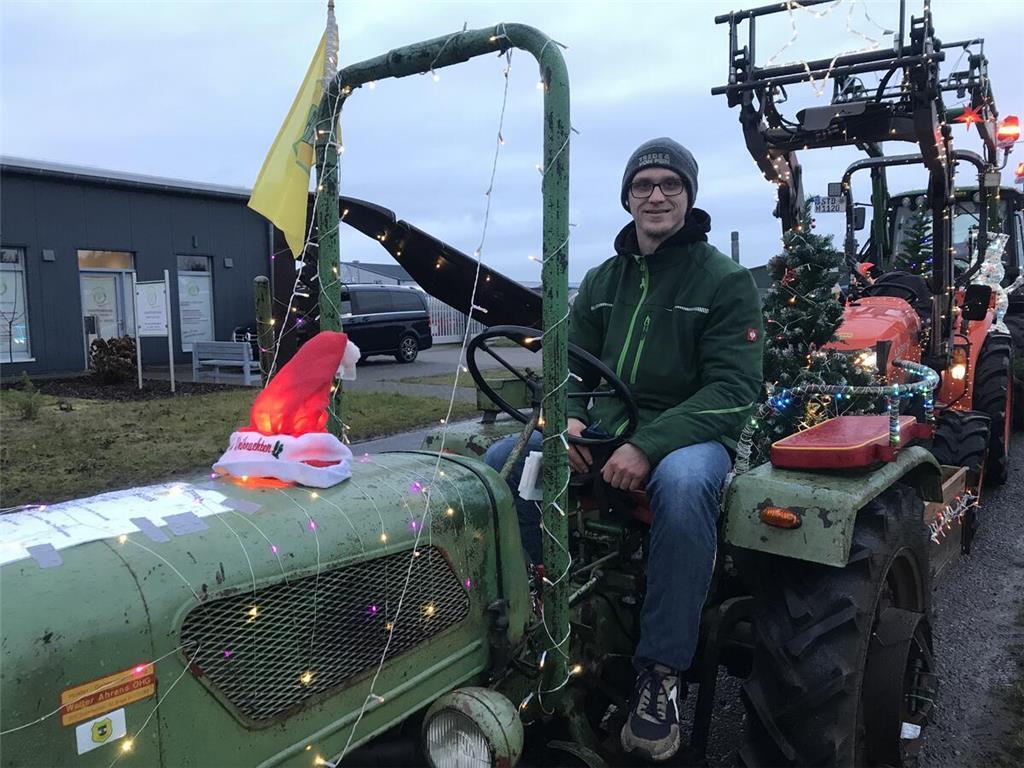 Jan-Ole Peters nahm mit seinem Obst- und Weinbautrecker aus den 1960er Jahren an...